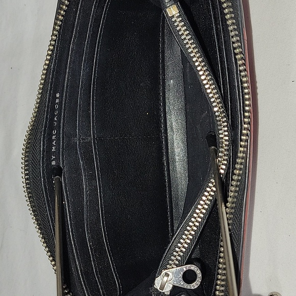 Marc by Marc Jacobs Red Black Leather Zip Around Wallet - Picture 11 of 12